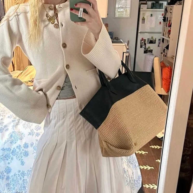 Elegancia natural: el bolso de hombro de paja tejida 🌾🖤 